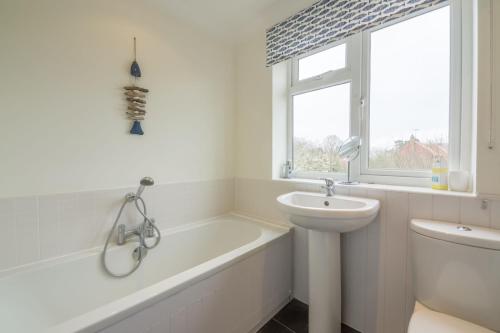 Vannituba majutusasutuses Tide Cottage