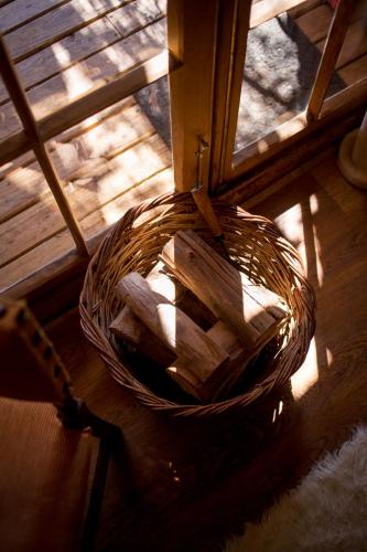 a basket sitting on top of a table at Haiku Cabañas Panorámicas in San José de Maipo