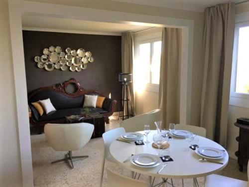 un salon avec une table et un canapé dans l'établissement La roche aux mouettes Ile du Levant, sur l'Île du Levant