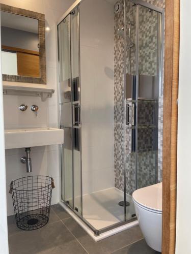 une salle de bain avec une douche, des toilettes et un lavabo dans l'établissement La roche aux mouettes Ile du Levant, sur l'Île du Levant