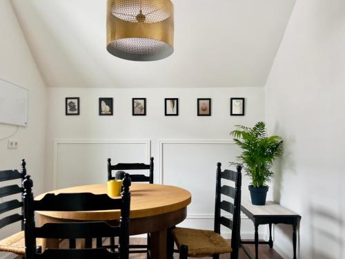 a dining room with a wooden table and chairs at Gallery Room 01 in Bielefeld
