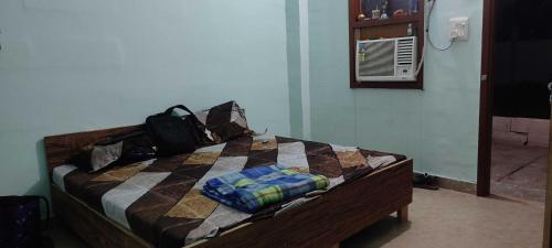 Säng eller sängar i ett rum på OYO Home Devrachna Residency