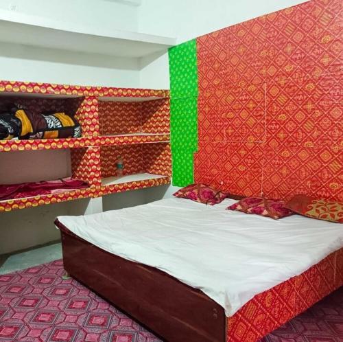 Katil dua tingkat atau katil-katil dua tingkat dalam bilik di OYO Home Akhil Oyo Rooms