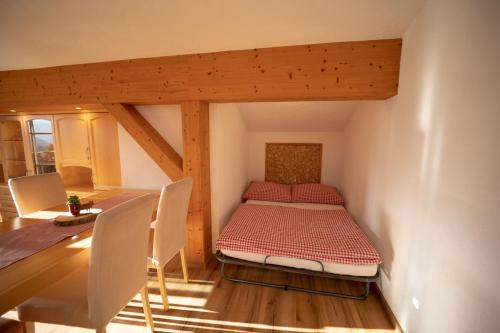 ベルヒテスガーデンにあるFerienwohnung Antenbichllehen - Hochthronの小さなベッドルーム(ベッド1台付)