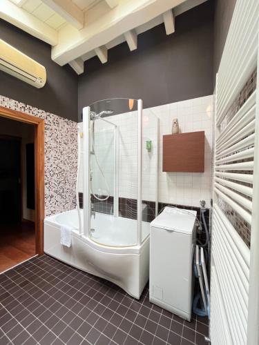 Das Bad ist mit einer Dusche und einer Badewanne ausgestattet. in der Unterkunft Luxuryloft La Guarnigione in Valeggio sul Mincio