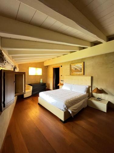 ein großes Schlafzimmer mit einem Bett und einem TV in der Unterkunft Luxuryloft La Guarnigione in Valeggio sul Mincio