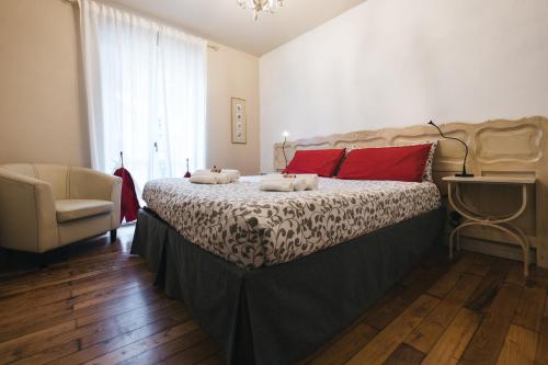 una camera da letto con un grande letto con due cuscini sopra di La Casaregina a Valdieri