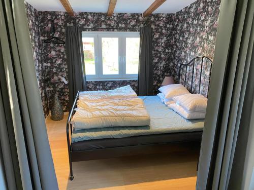 Casa Blanca في Strandbaden: غرفة نوم صغيرة مع سرير مع نافذة