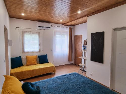 uma sala de estar com duas camas e uma janela em Les Tables Aux Vaches - Maison d'Hôtes - Table d'Hôtes sous conditions em La Salvetat