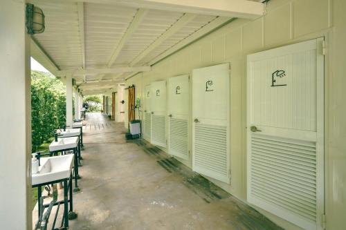 a row of white lockers on the side of a building at 柴口岸 Chaikuo Waterfront in Green Island