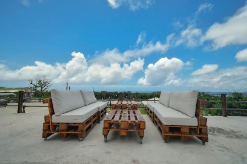 - une terrasse avec 2 chaises et une table basse dans l'établissement 柴口岸 Chaikuo Waterfront, à Green Island
