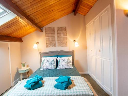 ein Schlafzimmer mit einem Bett und einer Holzdecke in der Unterkunft Gîte Chancelade, 5 pièces, 8 personnes - FR-1-616-236 in Chancelade