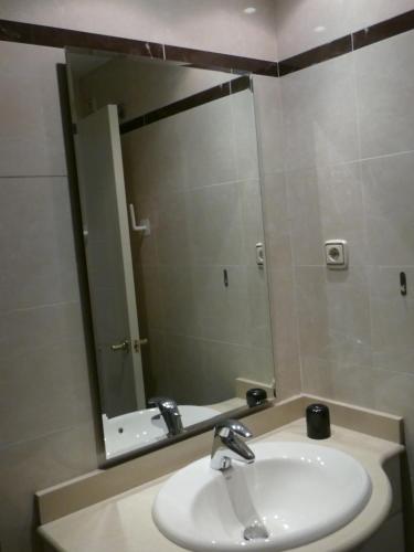 baño con lavabo y espejo grande en GOLF Y PLAYA EN SAN JUAN, en Alicante