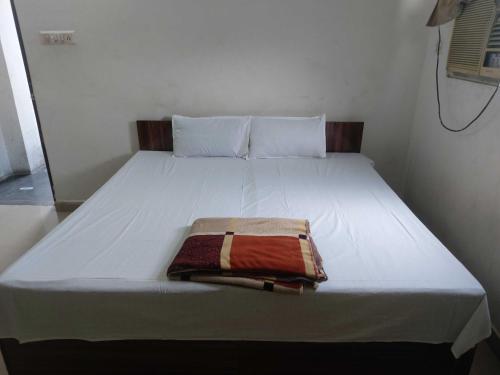 Cama ou camas em um quarto em OYO S.s Hotel & Lodge