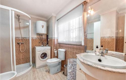 uma casa de banho com um lavatório e uma máquina de lavar roupa em Cozy Apartment In Torremolinos With Kitchenette em Torremolinos