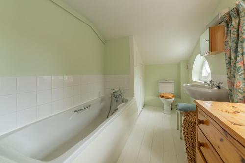 ブランカスターにあるMarram Cottageのバスルーム(バスタブ、洗面台、トイレ付)