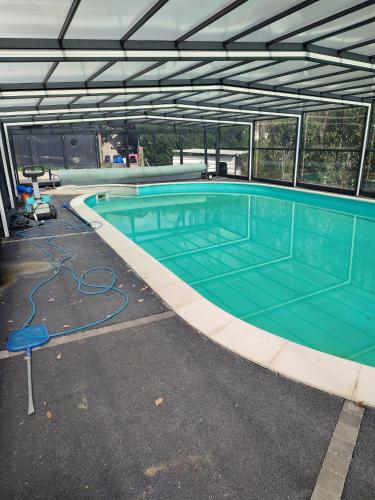 une grande piscine dans un immeuble dans l'établissement Maison piscine chauffée, à Puybegon