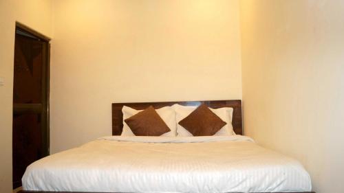 Postel nebo postele na pokoji v ubytování Hotel O Mishra Suites