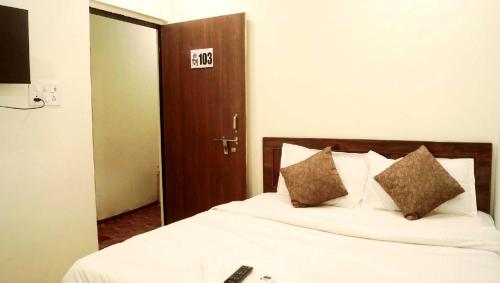 Postel nebo postele na pokoji v ubytování Hotel O Mishra Suites