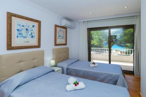 サロウにあるMediterranea Planet Costa Doradaの窓付きの部屋 ベッド2台