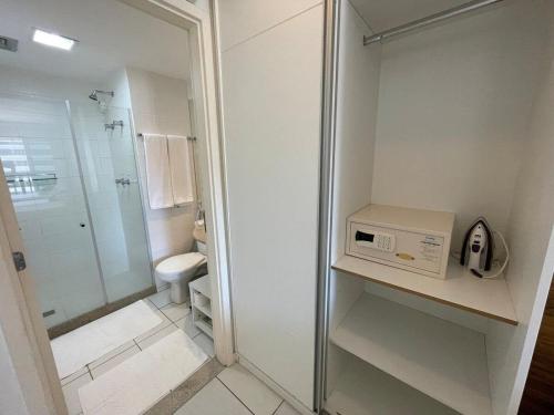 uma casa de banho com um chuveiro e um micro-ondas no balcão em V1114 Flat com WI-FI exclusivo, academia e piscinas em Brasília