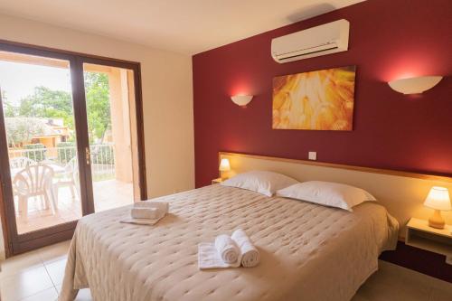 a bedroom with a bed with two towels on it at Residence Mare e Sole in Taglio-Isolaccio