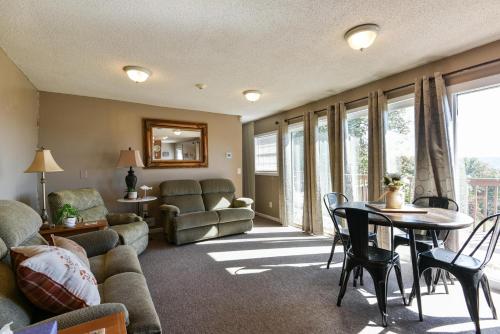 Zona de estar de Hoot Owl Table Rock Lake - Amazing Lake Views!! - Game Room - Priced To Rent!!