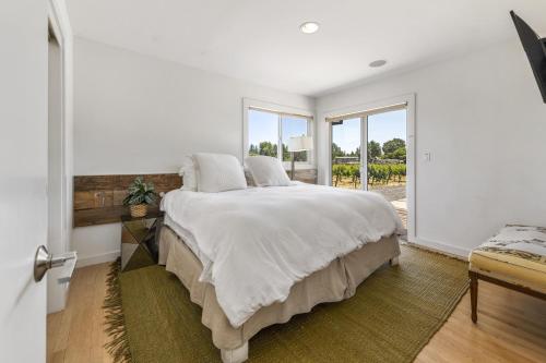 ヒールズバーグにあるPrivate Vineyard Haven A Wine Country Escapeのベッドと窓のある白い寝室