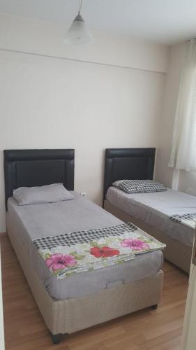 duas camas sentadas uma ao lado da outra num quarto em Rainfort Turizm Apart em Denizli