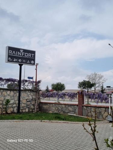 - un panneau indiquant un restaurant à donut sur une rue dans l'établissement Rainfort Turizm Apart, à Denizli