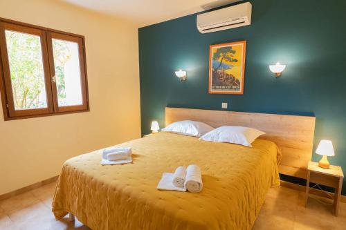 a bedroom with a large bed with towels on it at Residence Mare e Sole in Taglio-Isolaccio