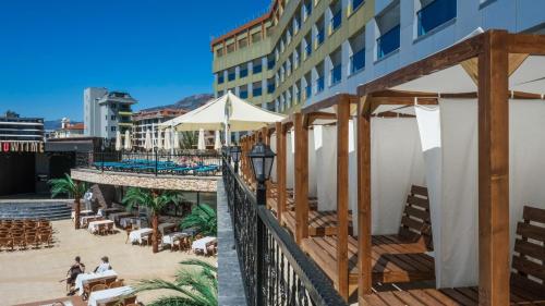 desde el balcón de un hotel con mesas y sillas en Kırbıyık Resort Hotel - Alanya, en Kargicak