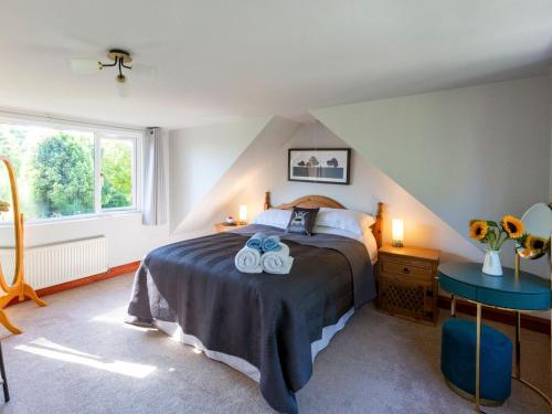 ein Schlafzimmer mit einem Bett mit zwei Handtüchern darauf in der Unterkunft Woodlands in Milverton