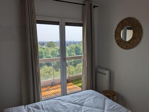 Postel nebo postele na pokoji v ubytování PUTEAUX- La défense Arena Appartement vue tour Eiffel