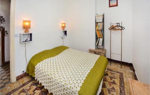 a bedroom with a bed with a green blanket at 2 Bedroom Lovely Apartment In Als in Alès