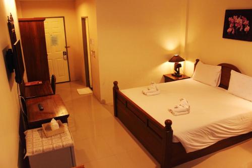 - une chambre avec un lit et 2 serviettes dans l'établissement Aonang Goodwill, à Ao Nang Beach