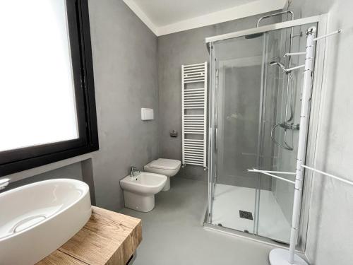 La salle de bains est pourvue d'une douche, d'un lavabo et de toilettes. dans l'établissement Sunset Lodge, à Garde
