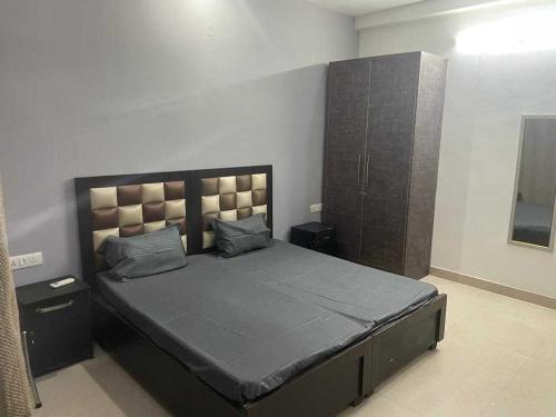 ein Schlafzimmer mit einem großen Bett in einem Zimmer in der Unterkunft OYO H.l Homes Near Bestech Central Square Mall in Gurgaon