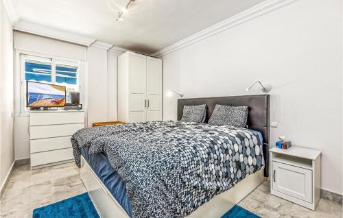 um quarto branco com uma cama e uma janela em 1 Bedroom Cozy Apartment In Marbella em Marbella