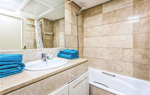 uma casa de banho com um lavatório e um espelho em 1 Bedroom Cozy Apartment In Marbella em Marbella