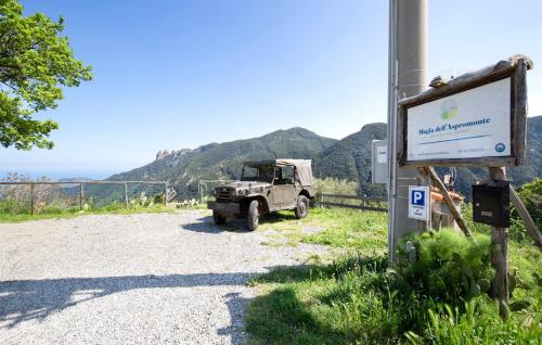 un camion parcheggiato sul ciglio di una strada di Magia dell'Aspromonte a Ciminà
