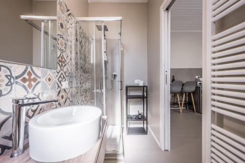 uma casa de banho com um lavatório branco e um chuveiro em Suite 649 Mono con terrazzo em Modena