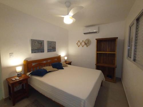 a bedroom with a bed and a ceiling fan at Maré Mansa Barê in São Sebastião