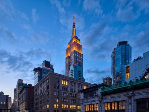 ein großes Gebäude mit orangefarbenem Licht in der Unterkunft Hotel AKA NoMad in New York