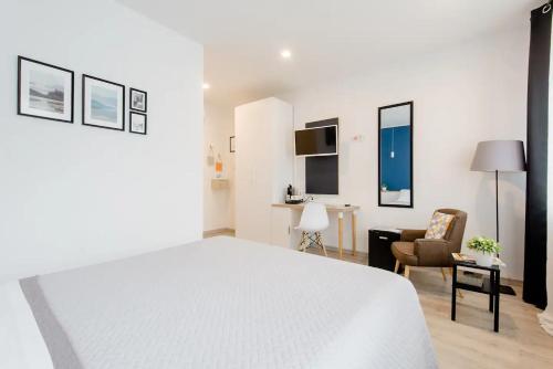 1 dormitorio blanco con 1 cama blanca y 1 silla en Locazione Turistica Dal Degan, en San Bonifacio