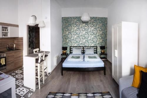 um pequeno quarto com uma cama e uma cozinha em Dohány Street Delight em Budapeste