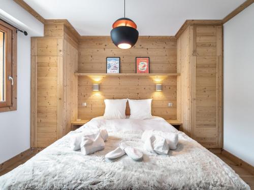 Tempat tidur dalam kamar di Appartement Saint-Martin-de-Belleville, 5 pièces, 8 personnes - FR-1-570-26