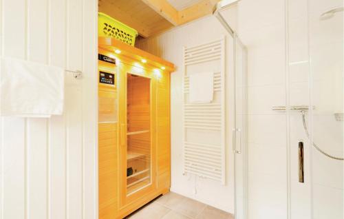 bagno con doccia e cabina armadio di Seeperle a Olpenitz