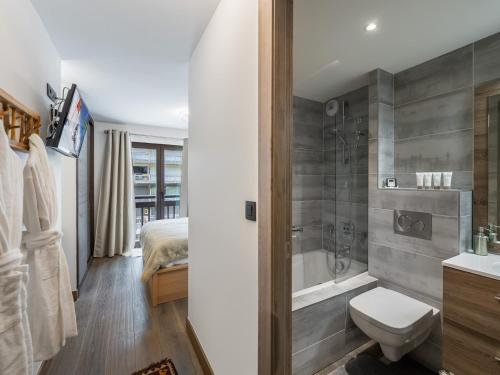 une salle de bain avec une douche, des toilettes et un lavabo dans l'établissement Appartement moderne avec jacuzzi extérieur et terrasse à Courchevel - FR-1-563-106, à Courchevel