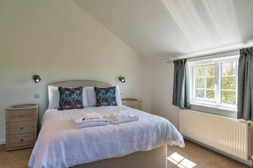 Carnbrea的住宿－Finest Retreats - Trethew Cottage，一间卧室配有一张床,上面有两条毛巾